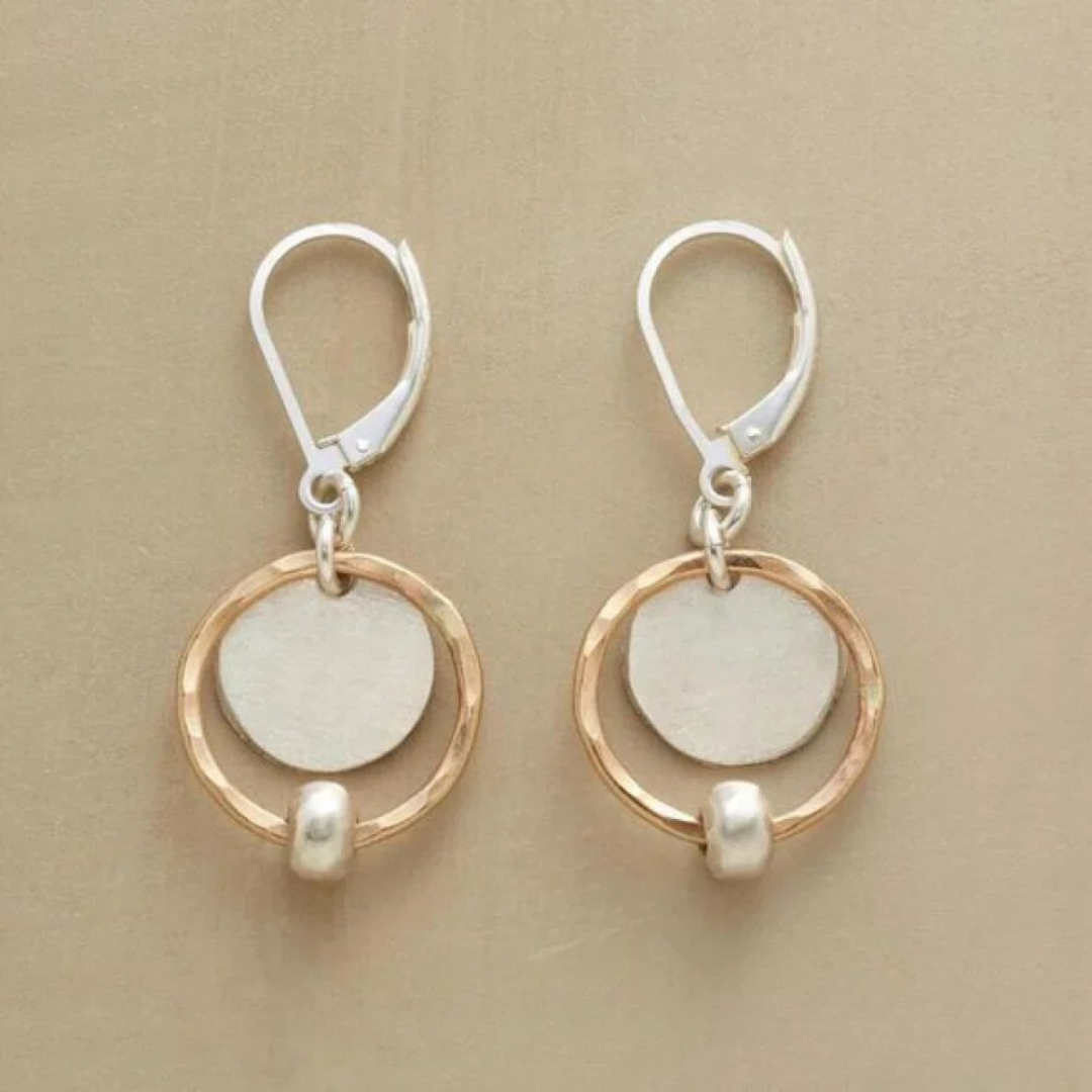 Boucles d'oreilles élégantes en or et en argent avec des perles